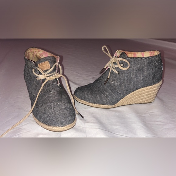Toms Desert Wedge size 8.5 W Black Gray Chambray Ankle Boots Espadrille Lace Up - Picture 2 of 6